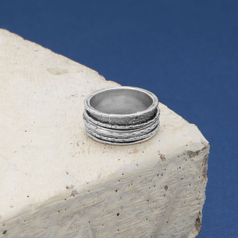 Oxidized Textured Three Band Spinner Ring